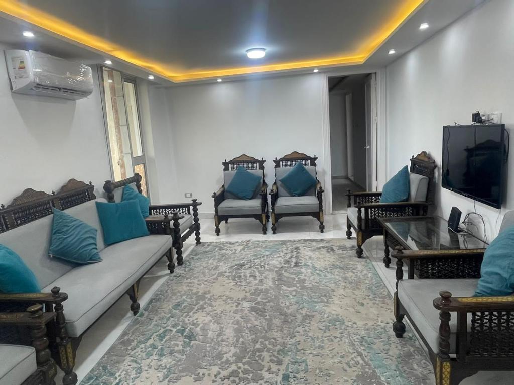 a living room with couches and a flat screen tv at شقة مفروشة في القاهرة حي العجوزة على النيل in Cairo