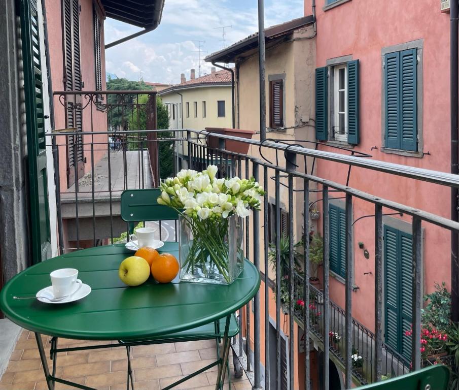 - Mesa verde con fruta y flores en el balcón en La casa di Cate, en Sarnico