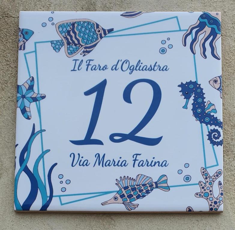 una tarjeta de cumpleaños con un número con pescado y agua en Il Faro d'Ogliastra en Bari Sardo