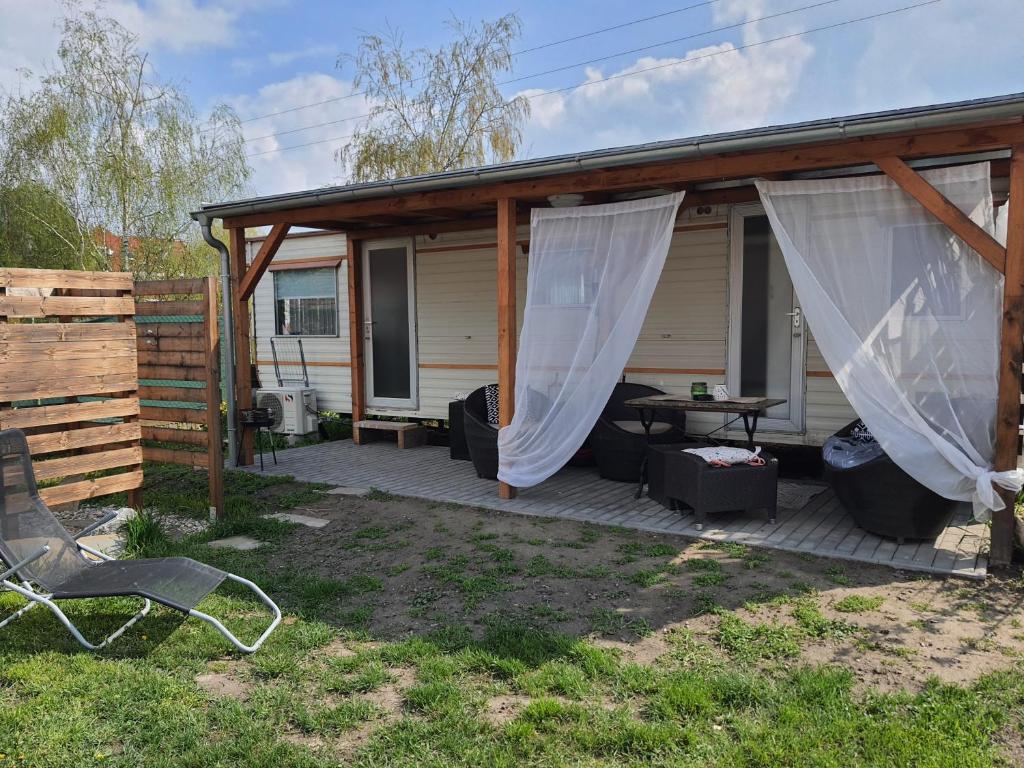 eine abgeschirmte Veranda eines Hauses mit einem Tisch in der Unterkunft Mobilheim v LVA 2 in Podivín