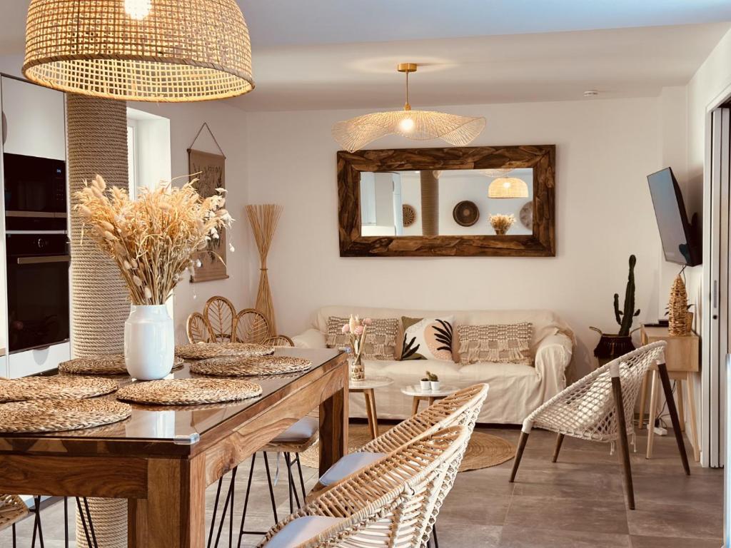 sala de estar con mesa, sillas y sofá en Loft cosy Menorca 5 étoiles Spa au cœur de Nancy, en Nancy