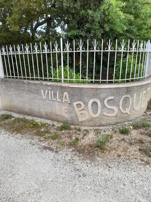 un cartello che dice che la villa è botswana vicino a una recinzione di Villa le Bosquet en Luberon. a Ménerbes