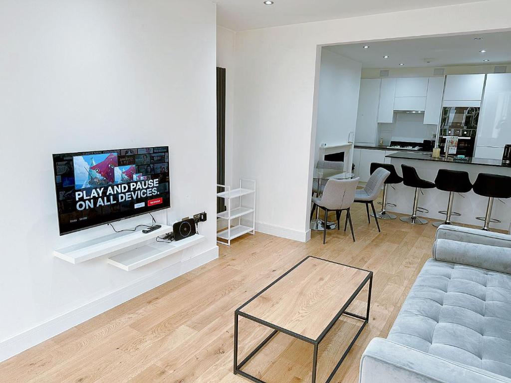 sala de estar con sofá y mesa en Massive Flat Near Greenwich Park( with office), en Londres