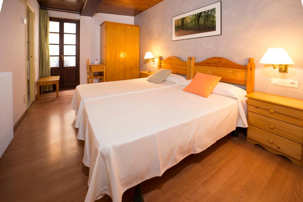 A bed or beds in a room at Hotel Ca L'amagat