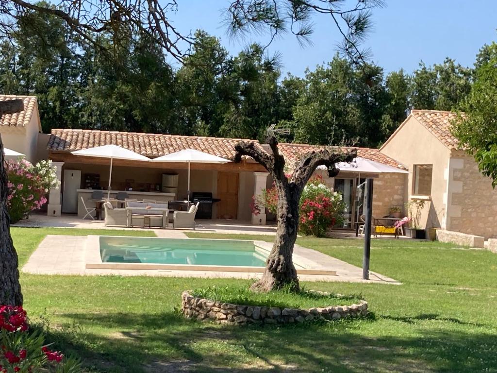 a villa with a swimming pool in a yard at Mas Galinette in Saint-Andiol