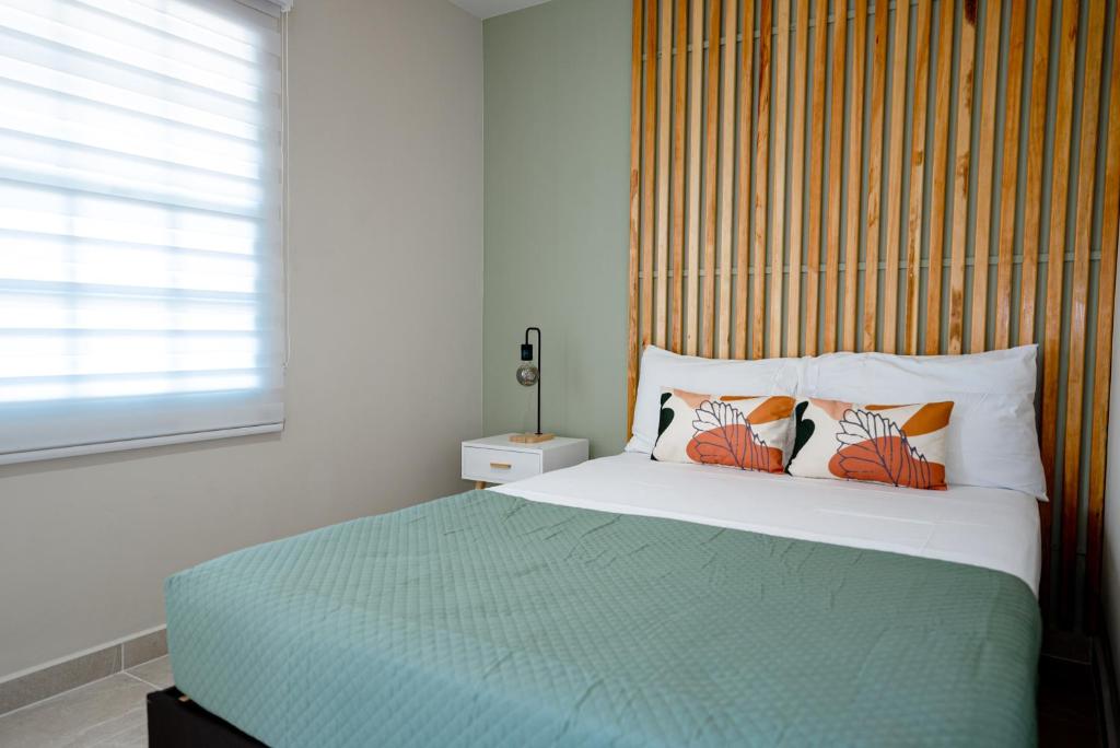 1 dormitorio con 1 cama grande y 2 almohadas en The Bute Hotel en Philipsburg