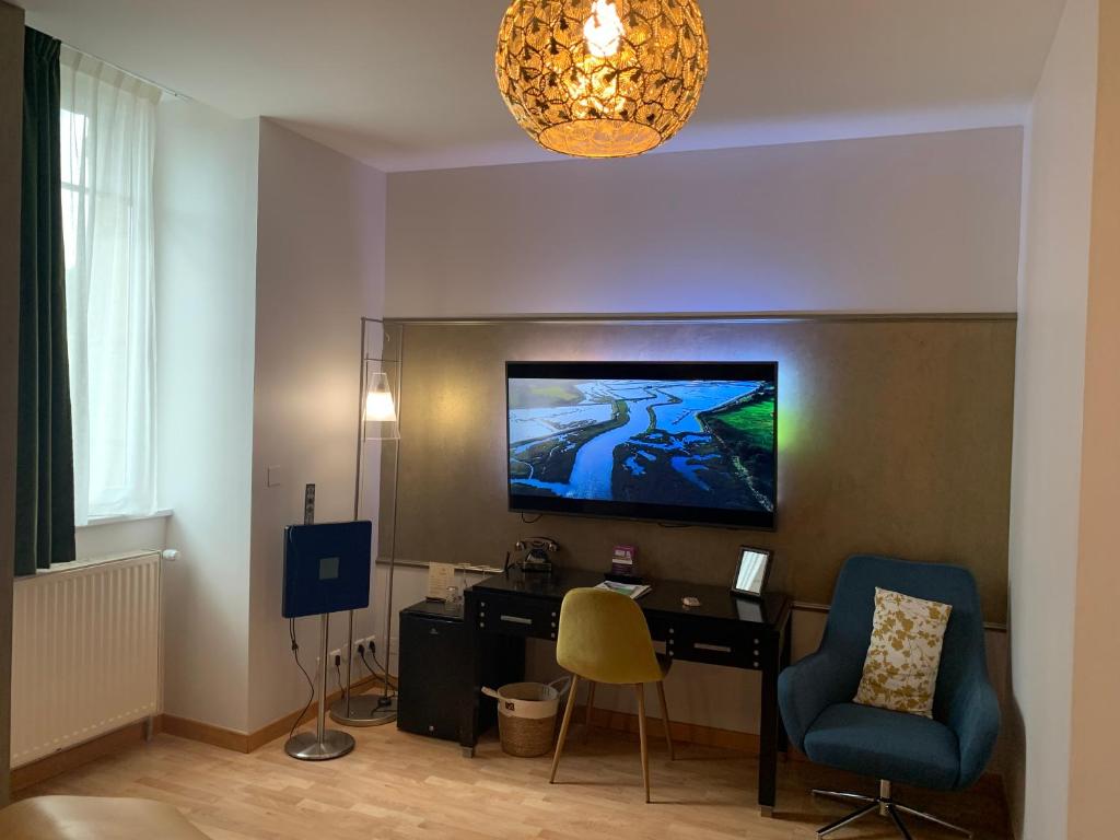 TV a/nebo společenská místnost v ubytování Hôtel Vintage