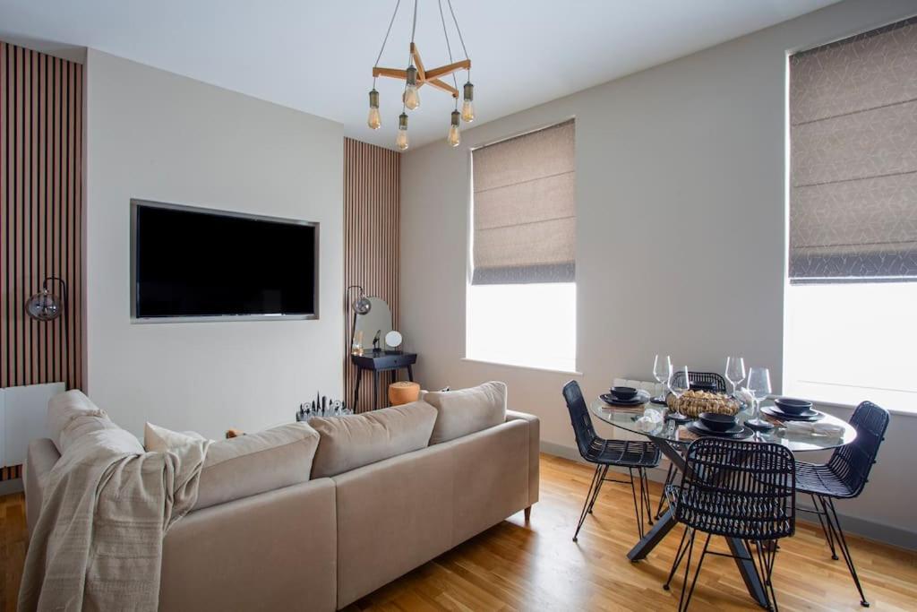 uma sala de estar com um sofá e uma mesa em Eden Apartment - Islington - 2 bed with terrace em Londres