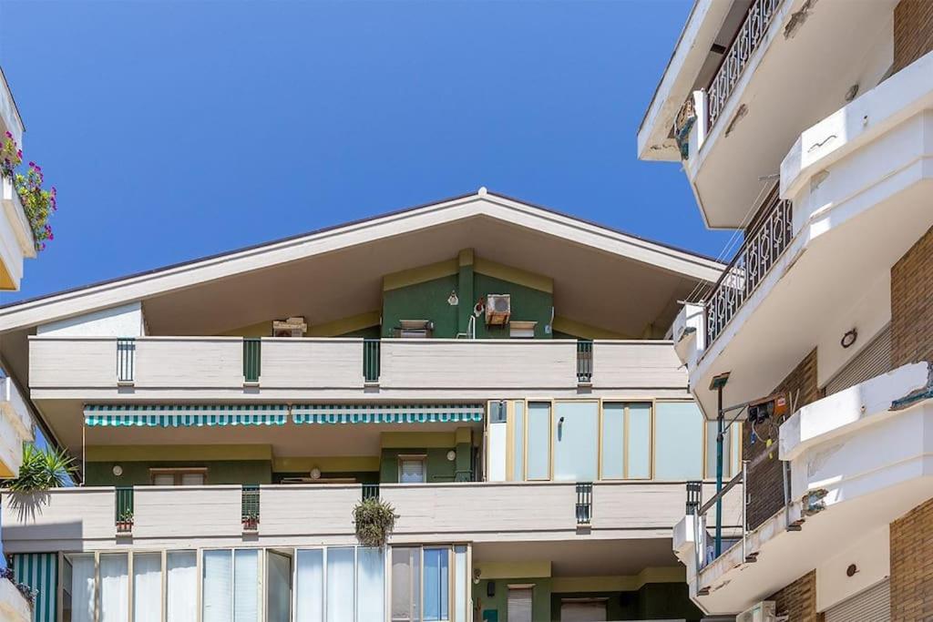 un immeuble d'appartements avec des balcons sur le côté dans l'établissement Casa al mare, à Francavilla al Mare