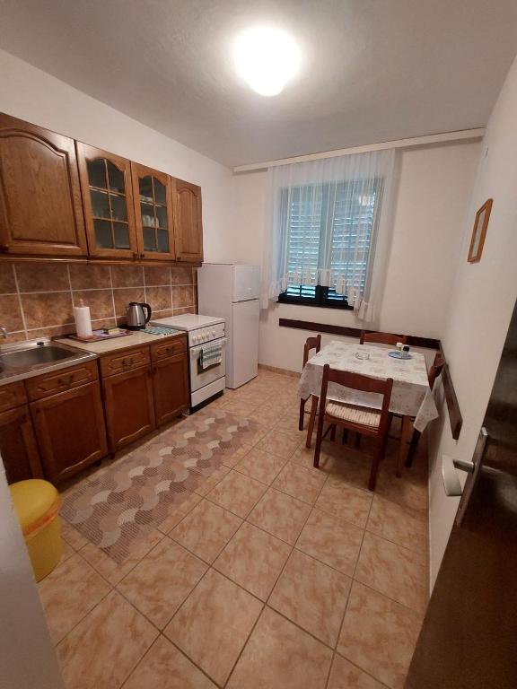 Kuchyň nebo kuchyňský kout v ubytování Apartmani Vuksanović