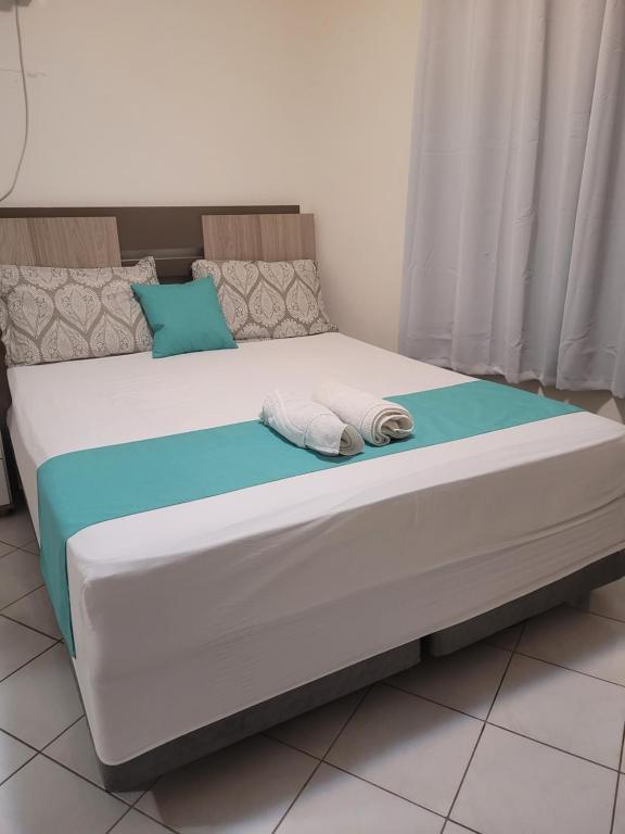 Una cama con dos toallas encima. en Apartamento vista mar com 3 quartos e churrasqueira, en Itapema