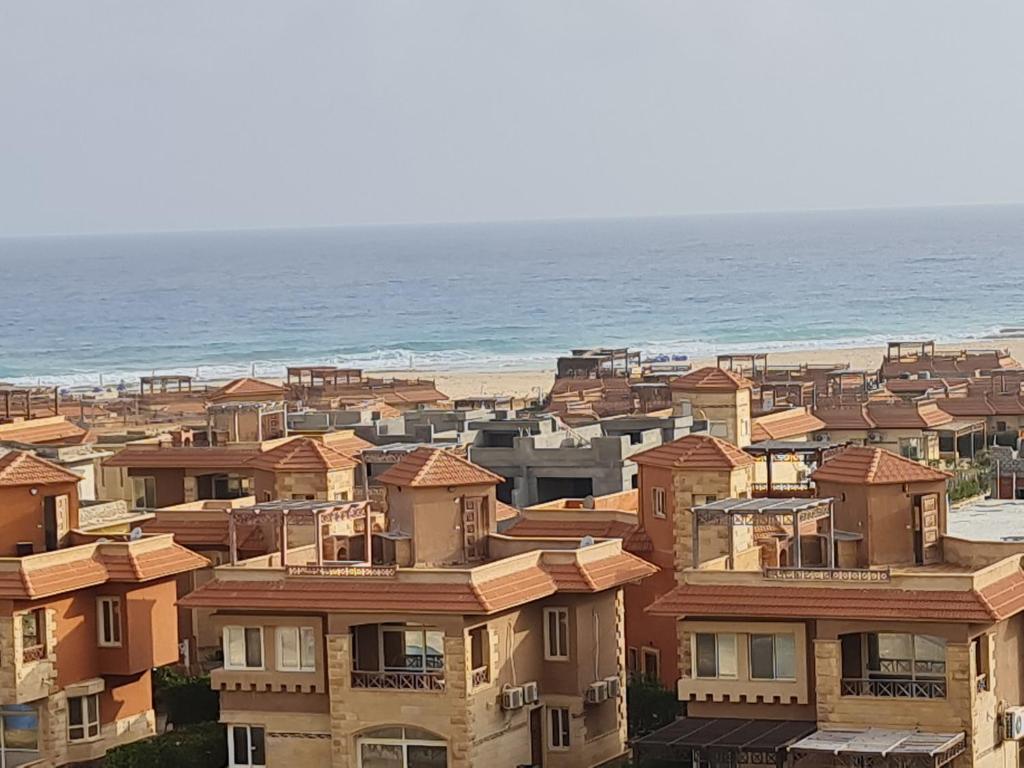 a group of houses on the beach near the ocean at كورونادو in Zāwiyat ‘Abd al Mun‘im