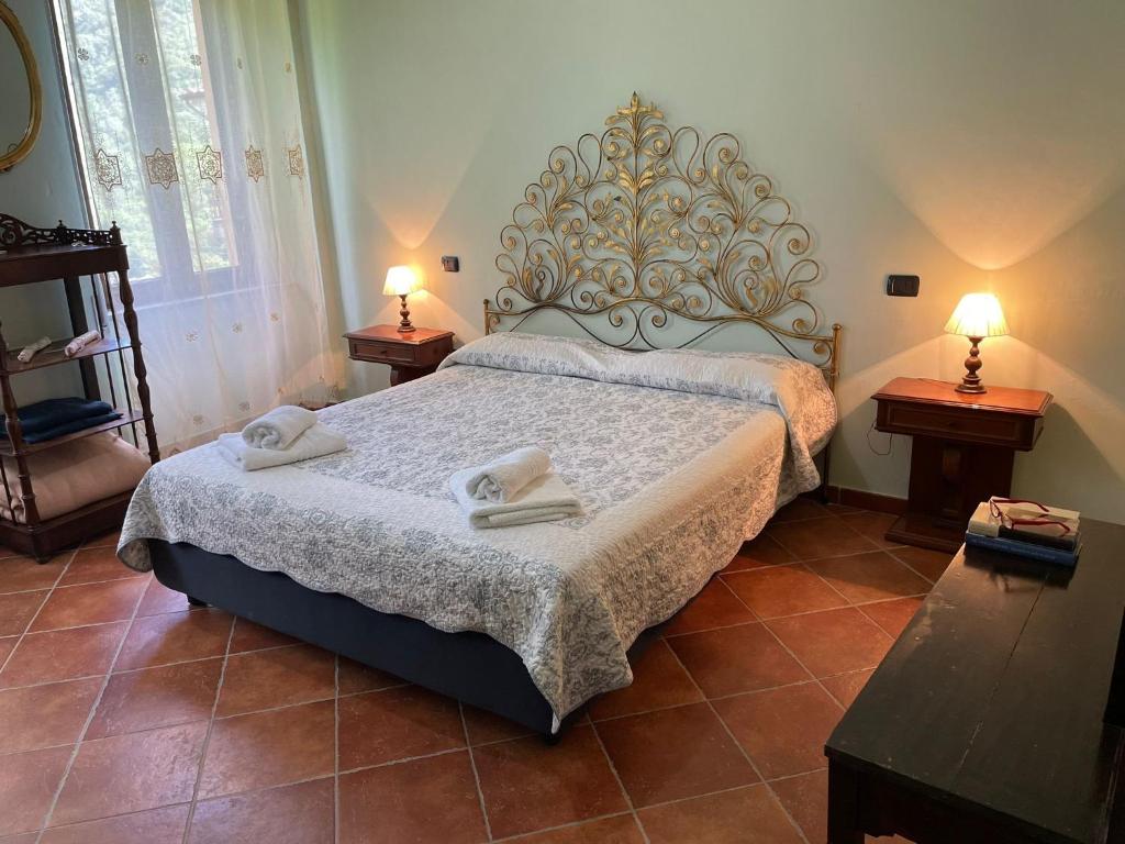 ein Schlafzimmer mit einem Bett mit zwei Handtüchern darauf in der Unterkunft B&B Villa Rachele in Casaletto Spartano