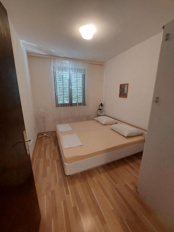 Postel nebo postele na pokoji v ubytování Apartmani Vuksanović