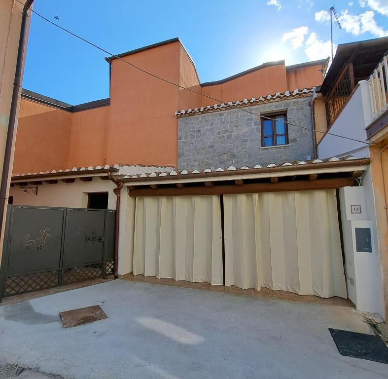 Gallery image of SA DOMU ANTIGA - Casa Indipendente in Centro Storico in Tortolì