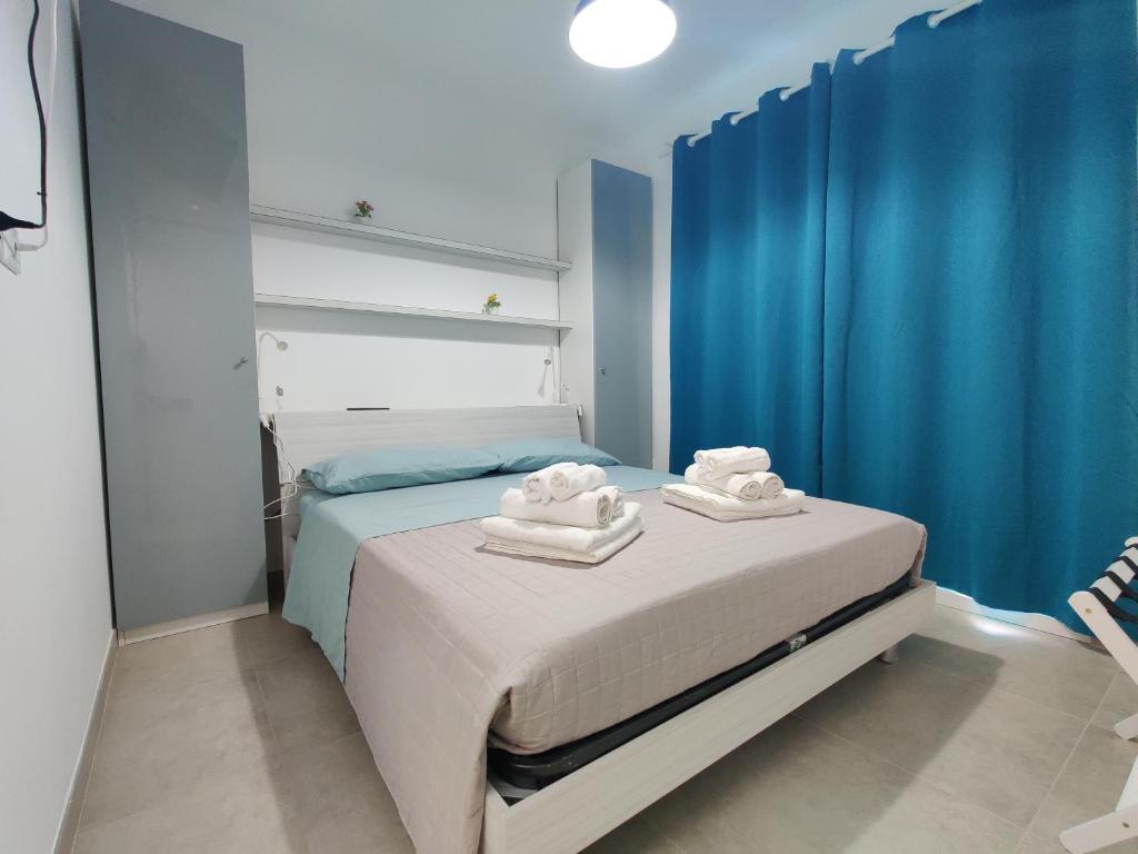 1 dormitorio con 1 cama con toallas en Marzamemi - Appartamento Girasole al Borgo 84, en Marzamemi