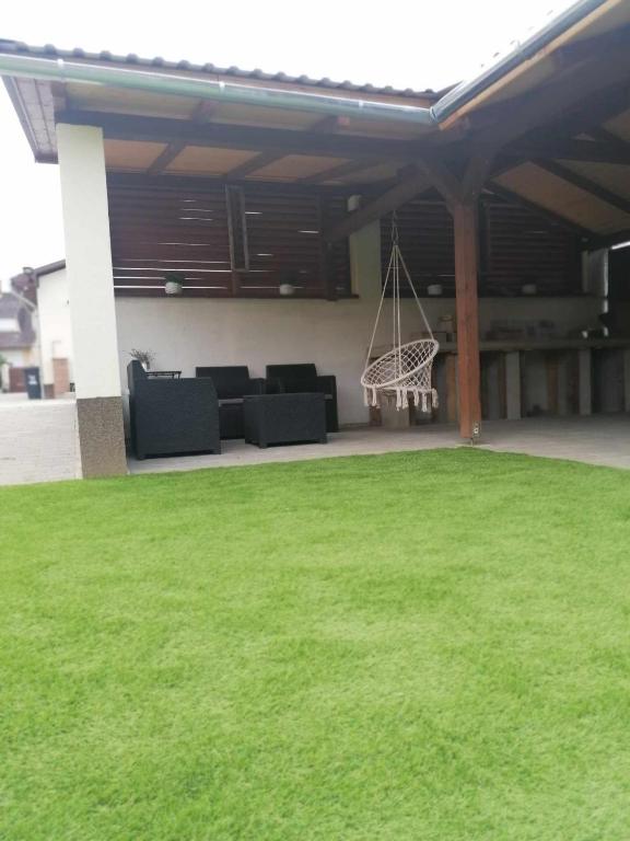 Zahrada ubytování VÁR-LAK Apartman