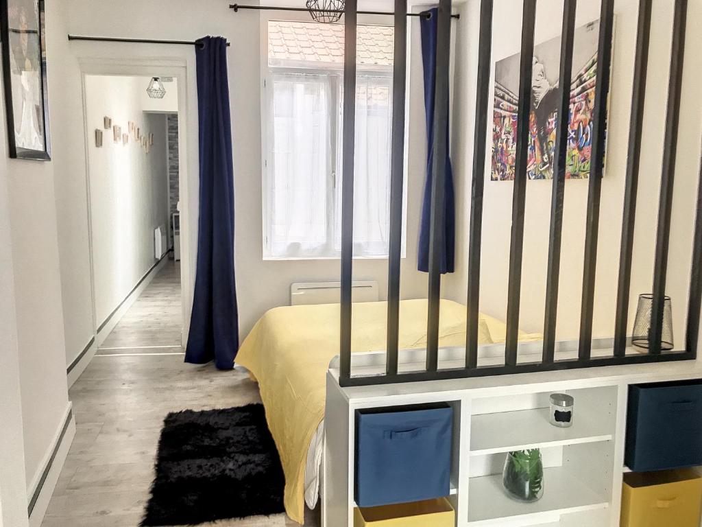 - une chambre avec un lit jaune dans l'établissement Street Home, à Boulogne-sur-Mer