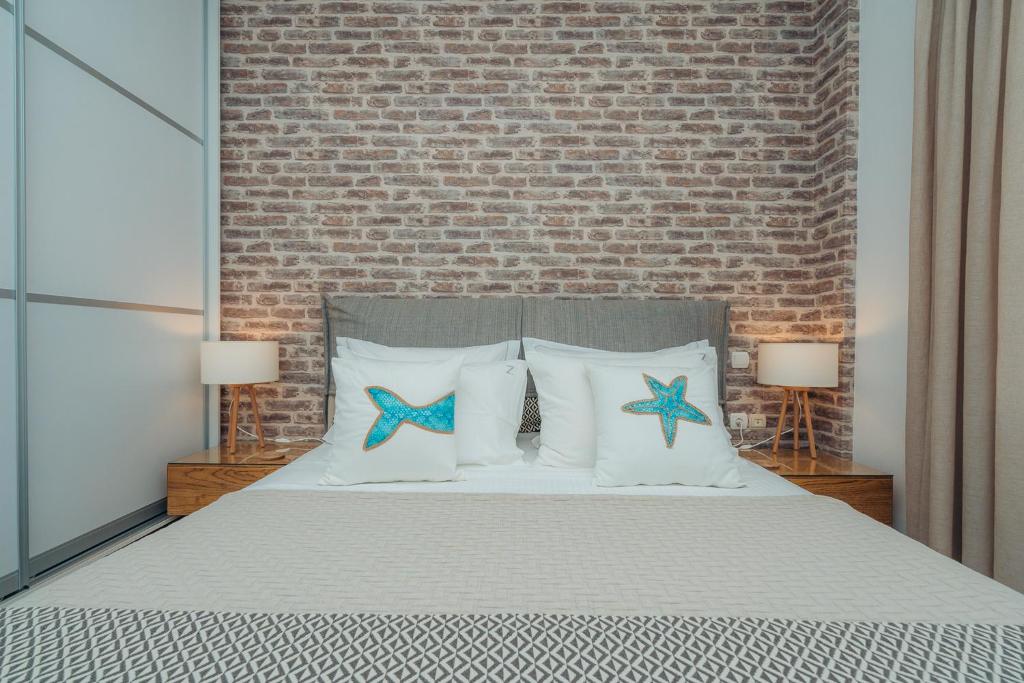 A bed or beds in a room at Erifili Houses