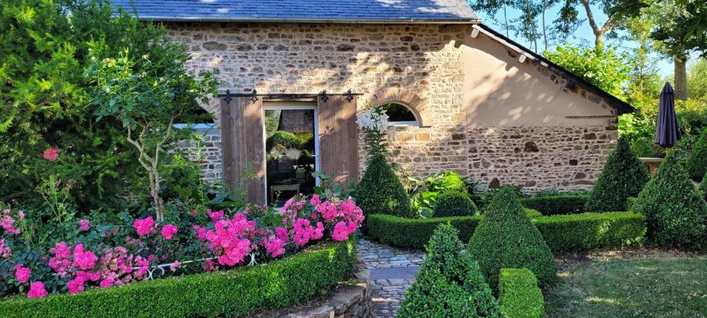 une maison en briques dotée d'un jardin avec des fleurs et des buissons dans l'établissement Maison à la campagne, 