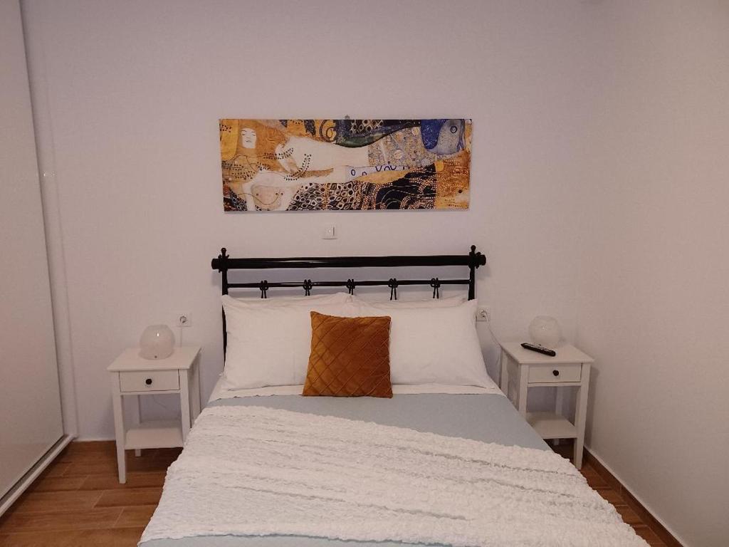 Кровать или кровати в номере kirkis apartment