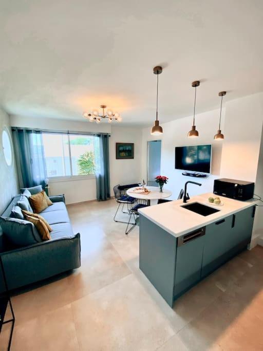 un salon avec un canapé et une cuisine dans l'établissement 2 bedroom apartment in Cannes near the beach, à Cannes
