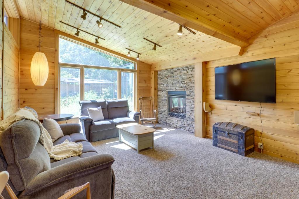 ein Wohnzimmer mit Sofas und einem Flachbild-TV in der Unterkunft Cozy Provo Retreat with a Charming Fireplace! in Provo