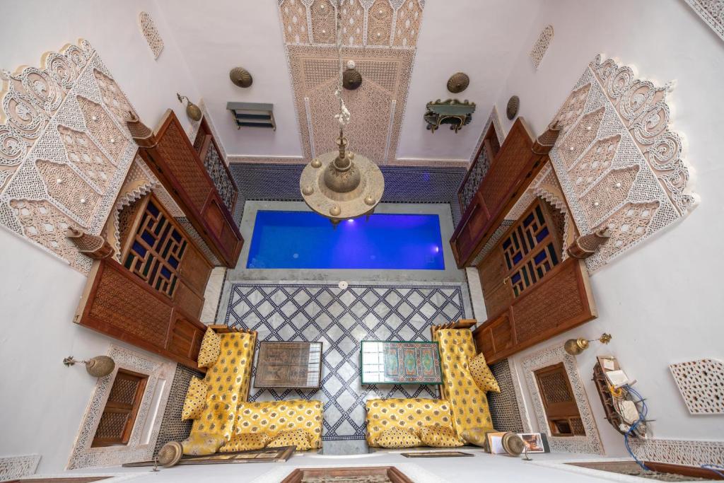uma vista superior de um quarto com tecto em Dar Elinor em Fez