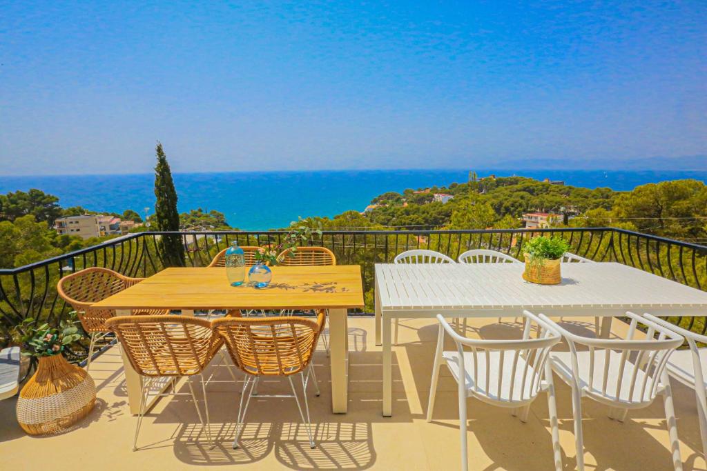 einen Tisch und Stühle auf einem Balkon mit Meerblick in der Unterkunft Villa Glorieta ONLY FAMILLIES in Salou