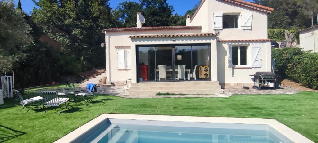 een huis met een tuin met een zwembad bij villa de campagne à 15 minutes de la mer in LʼÉglise