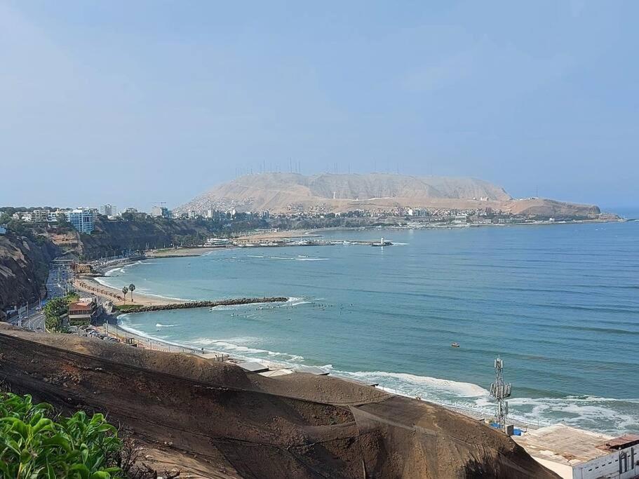 - une vue sur la plage et l'océan dans l'établissement Home Cavero, Moderno y completo departamento, à Lima