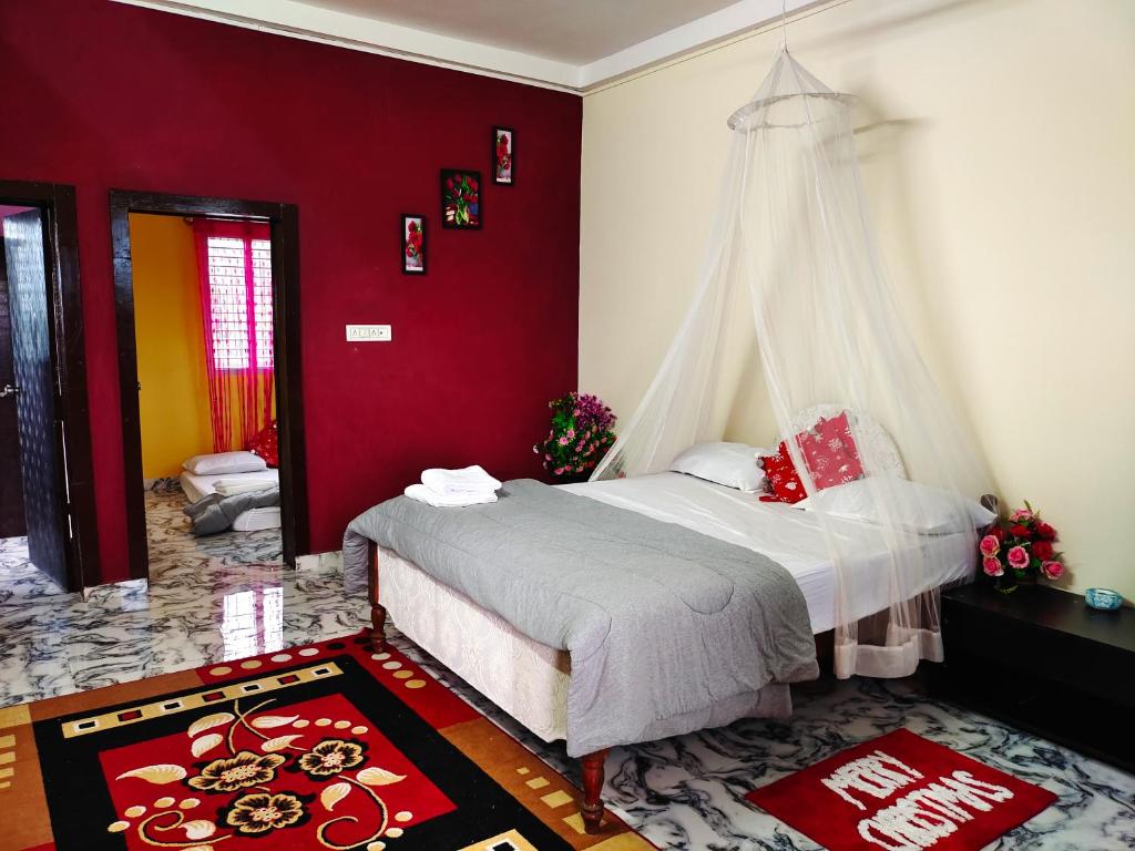 een slaapkamer met een hemelbed bij Mannat Inn Homestay (Mysore) in Mysore