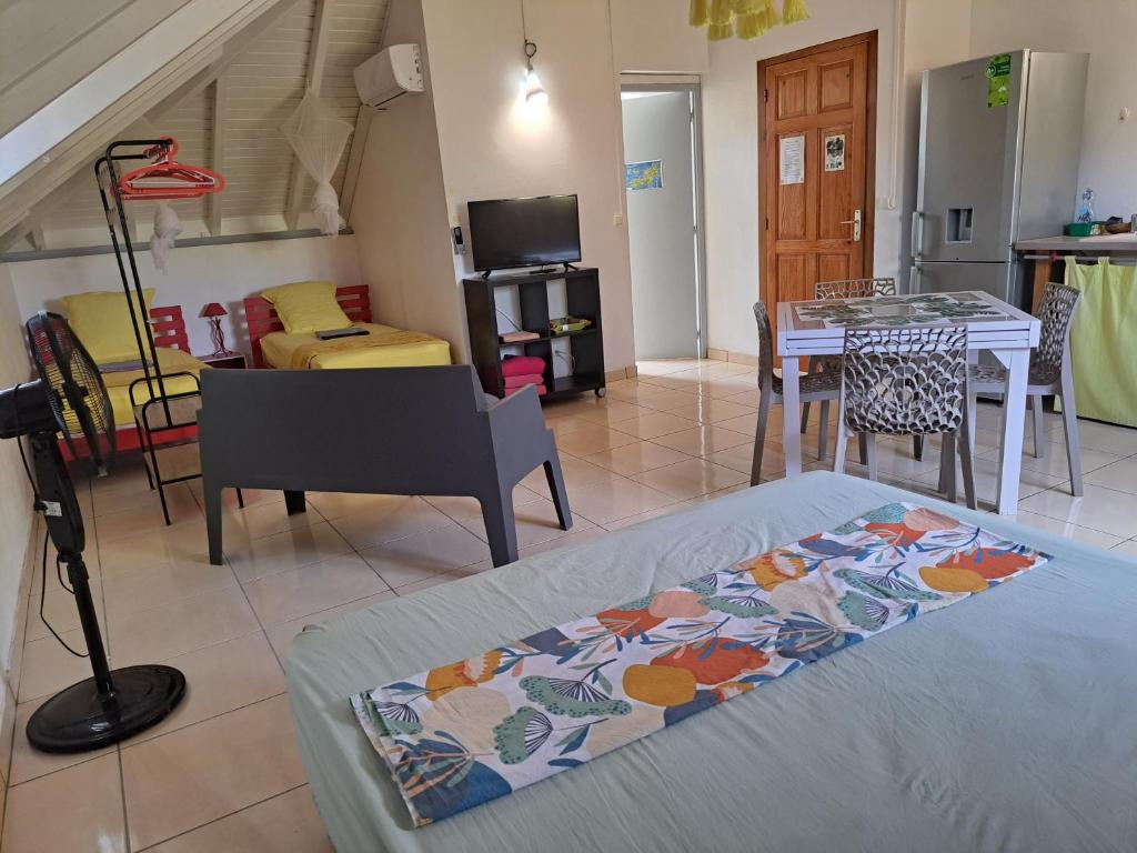ein Wohnzimmer mit einem Bett und einem Esszimmer in der Unterkunft STUDIO 1 - Grande Anse - 4 pers - proche bourg in Terre-de-Haut