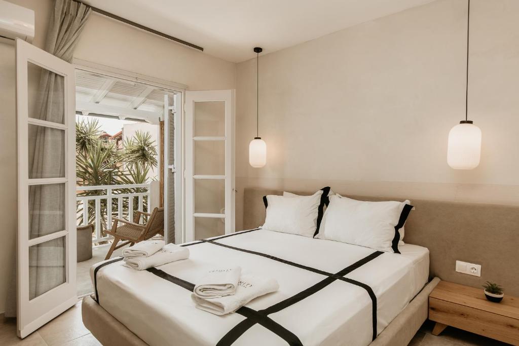 - une chambre avec un grand lit et 2 serviettes dans l'établissement TRINITY THE HOTEL, à Amoliani