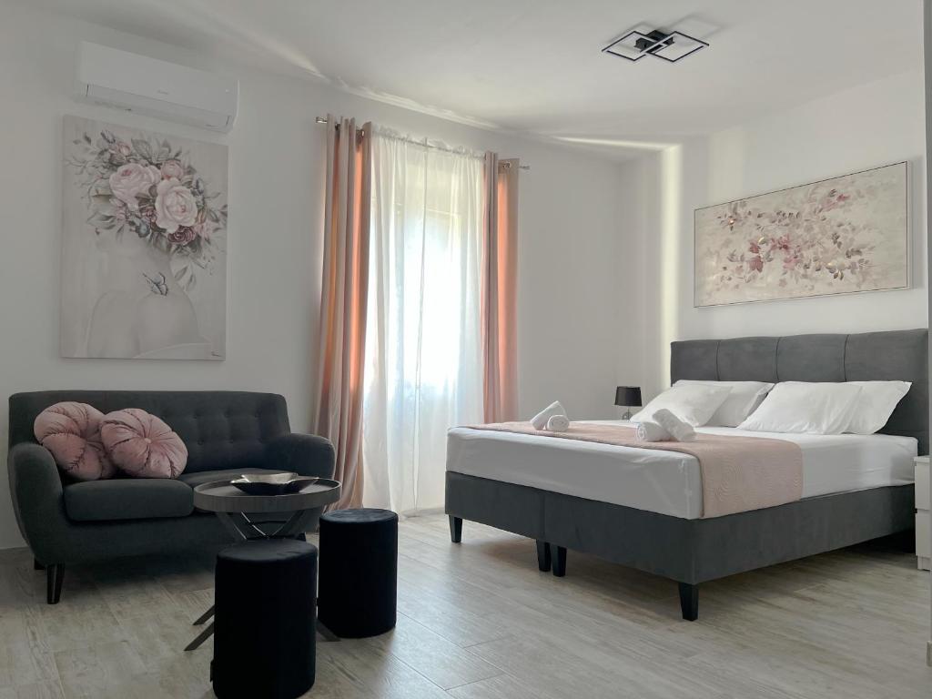 1 dormitorio con 1 cama y 1 sofá en Studio apartman Perla en Split