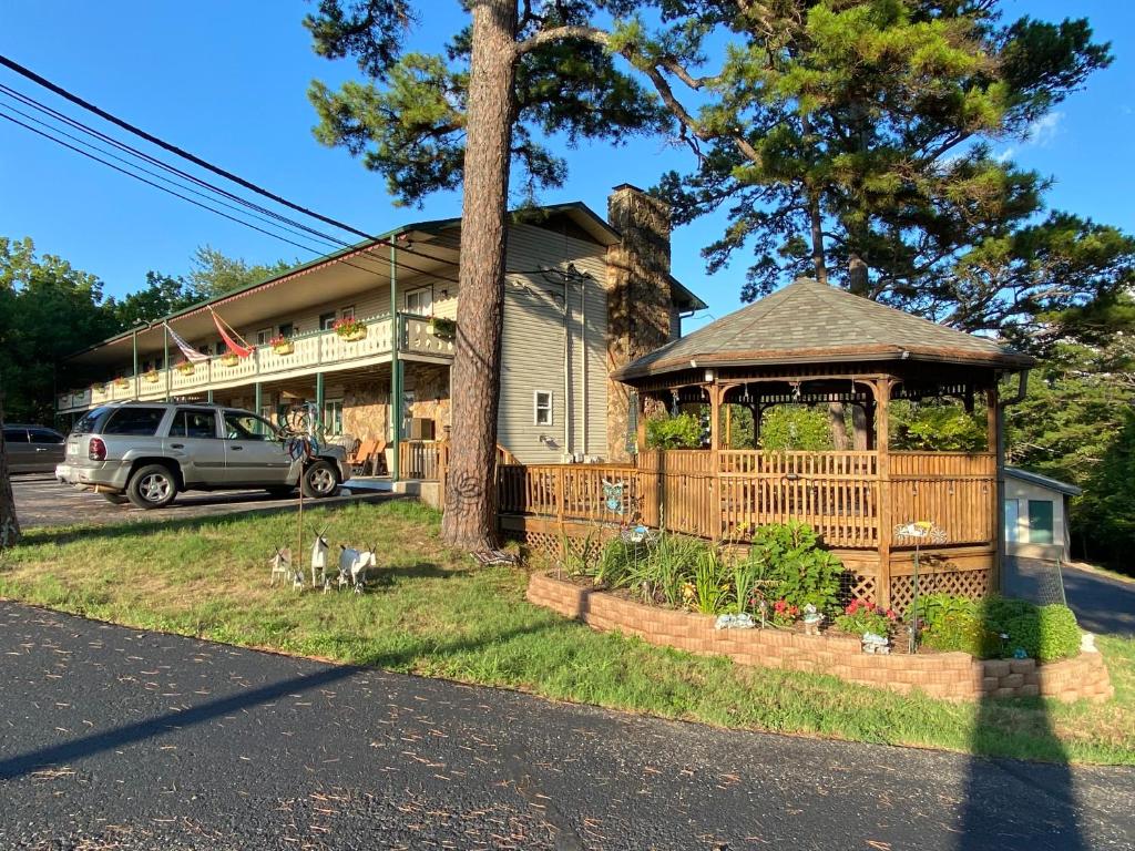 een huis met een prieel ervoor bij Edelweiss Inn in Eureka Springs