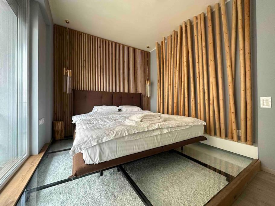 Un pat sau paturi într-o cameră la Sea View/Beach front- Joie de Vivre -Cozy Designed