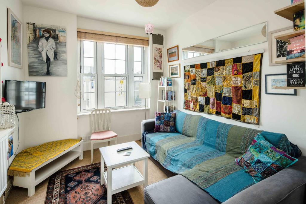 a living room with a couch and a tv at Stylish Central London Flat Near Tower Bridge in London