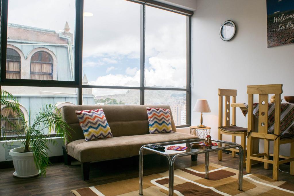 ein Wohnzimmer mit einem Sofa und einem Tisch in der Unterkunft Sky Suites Sopocachi in La Paz