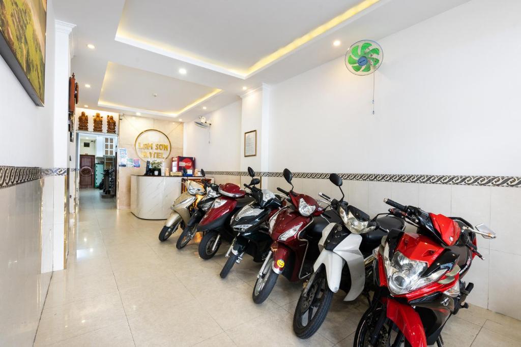 eine Reihe von Motorrädern, die in einem Zimmer geparkt sind in der Unterkunft Lam Sơn Hotel in Ho-Chi-Minh-Stadt