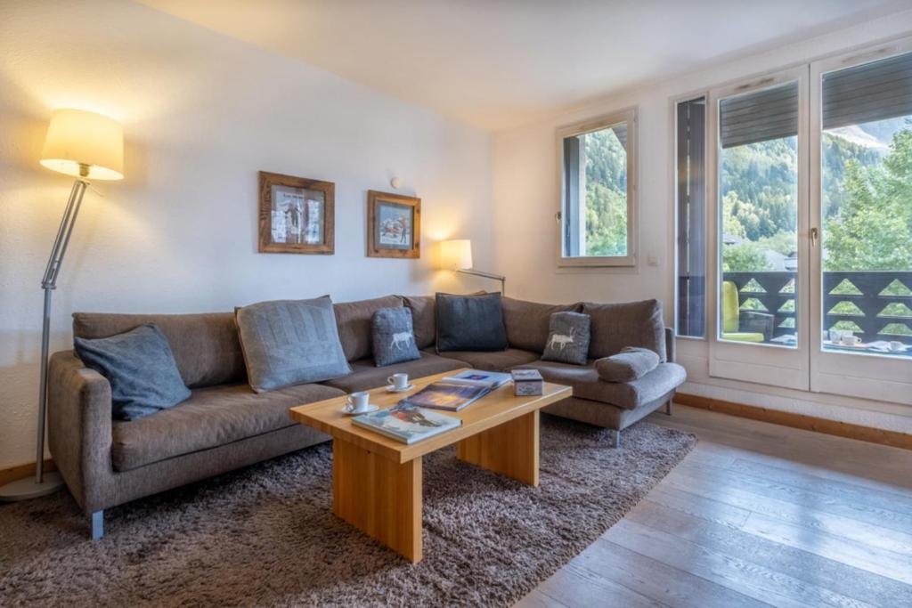 un salon avec un canapé et une table basse dans l'établissement T3 with breathtaking views of Mont Blanc, à Chamonix-Mont-Blanc