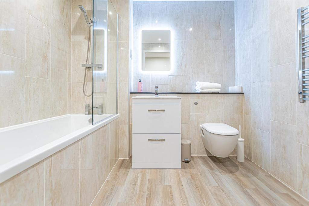 NOVU Apartments Liverpool Waterfront - 一间卧室公寓，阳台和河景