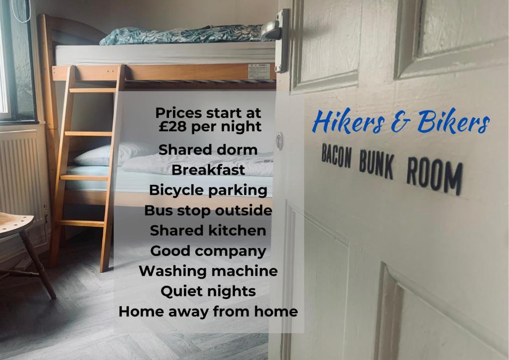 Hikers & Bikers Refuge في إبسويتش: غرفة نوم بسرير وعلامة على الباب
