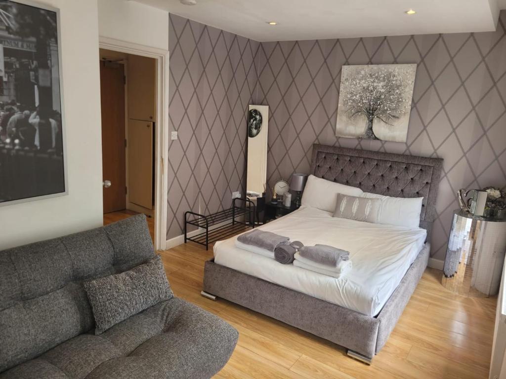 a bedroom with a bed and a couch at 3 Bedroom Apartment in Central London Sleep 10 HY2 in London