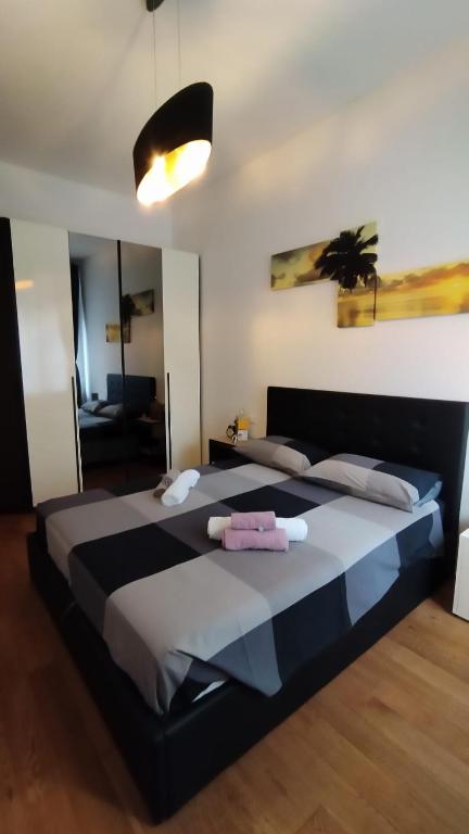 a bedroom with a large bed in a room at In viaggio con Pippo - Ampio appartamento con AC nei pressi di Piazza Bovio e del Rivellino in Piombino