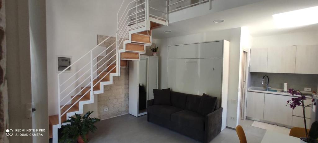 un soggiorno con una scala e un divano di Garibaldi 5 a Giovinazzo
