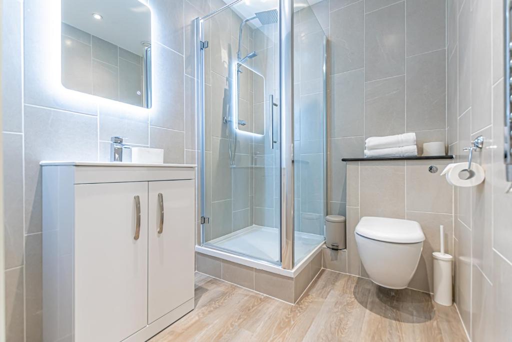 NOVU Apartments Liverpool Waterfront - 两间卧室公寓，阳台和河景