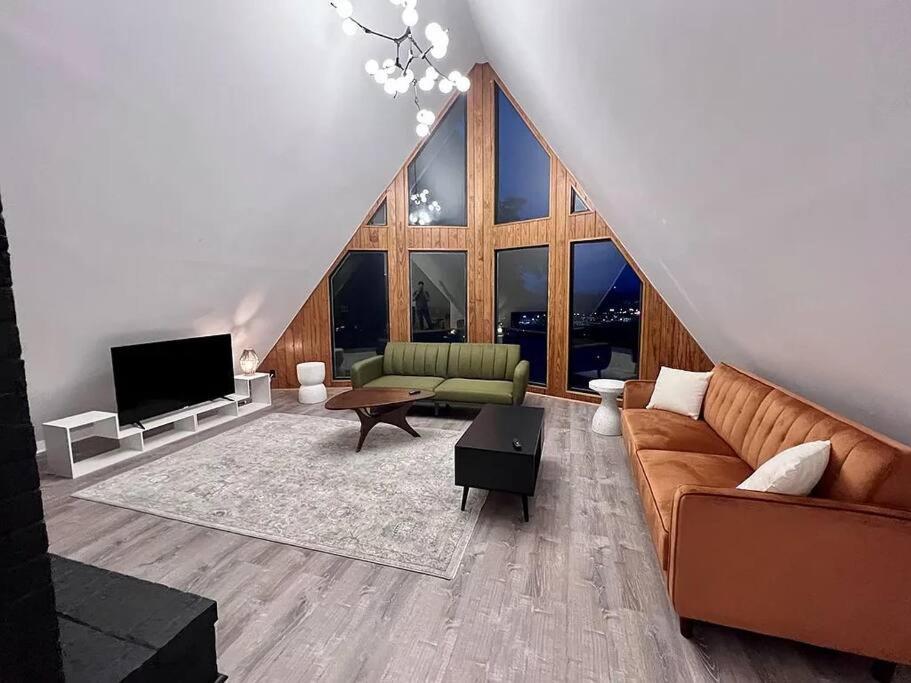 Posezení v ubytování Unique 4Bed and 3Bath A-Frame