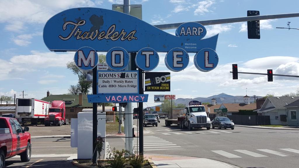 un panneau indiquant un motel sur le côté d'une rue dans l'établissement Travelers Motel, à Elko