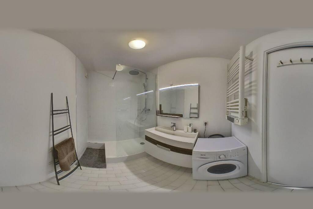 維勒帕里西的住宿－Maison du ciel, Aéroport, Paris，白色的浴室设有浴缸和水槽。
